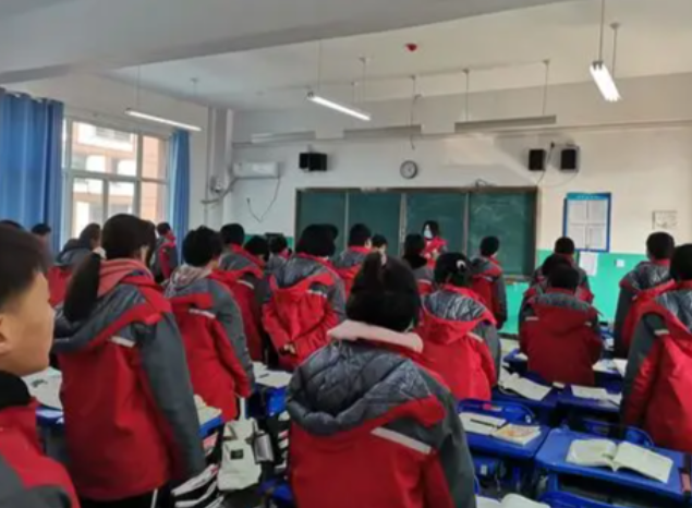 小小礼仪引导员们热心迎接同学们归来大家手持绿色心愿卡 小小礼仪引导员们热心迎接同学们归来大家手持绿色心愿卡