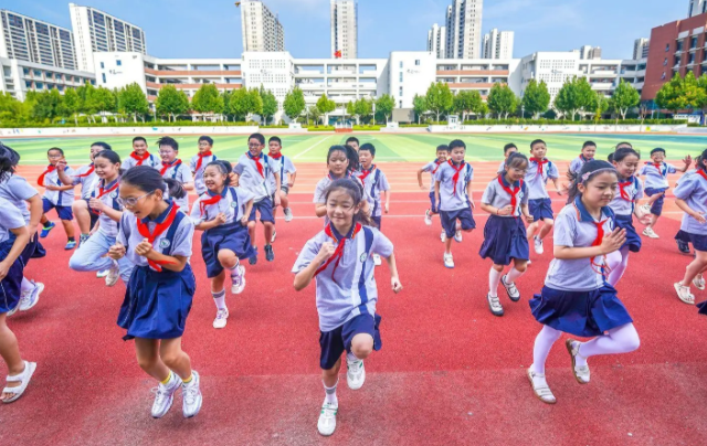 眼里有光身上有汗是让学生动起来在奔驰跳动中感触运动的快乐