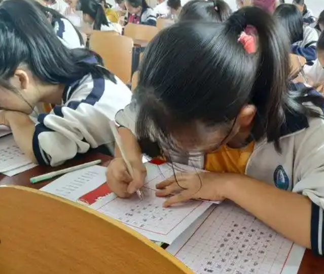 讲堂笔记错题整理情况做好进程记载催促学生及时查漏补缺 讲堂笔记错题整理情况做好进程记载催促学生及时查漏补缺